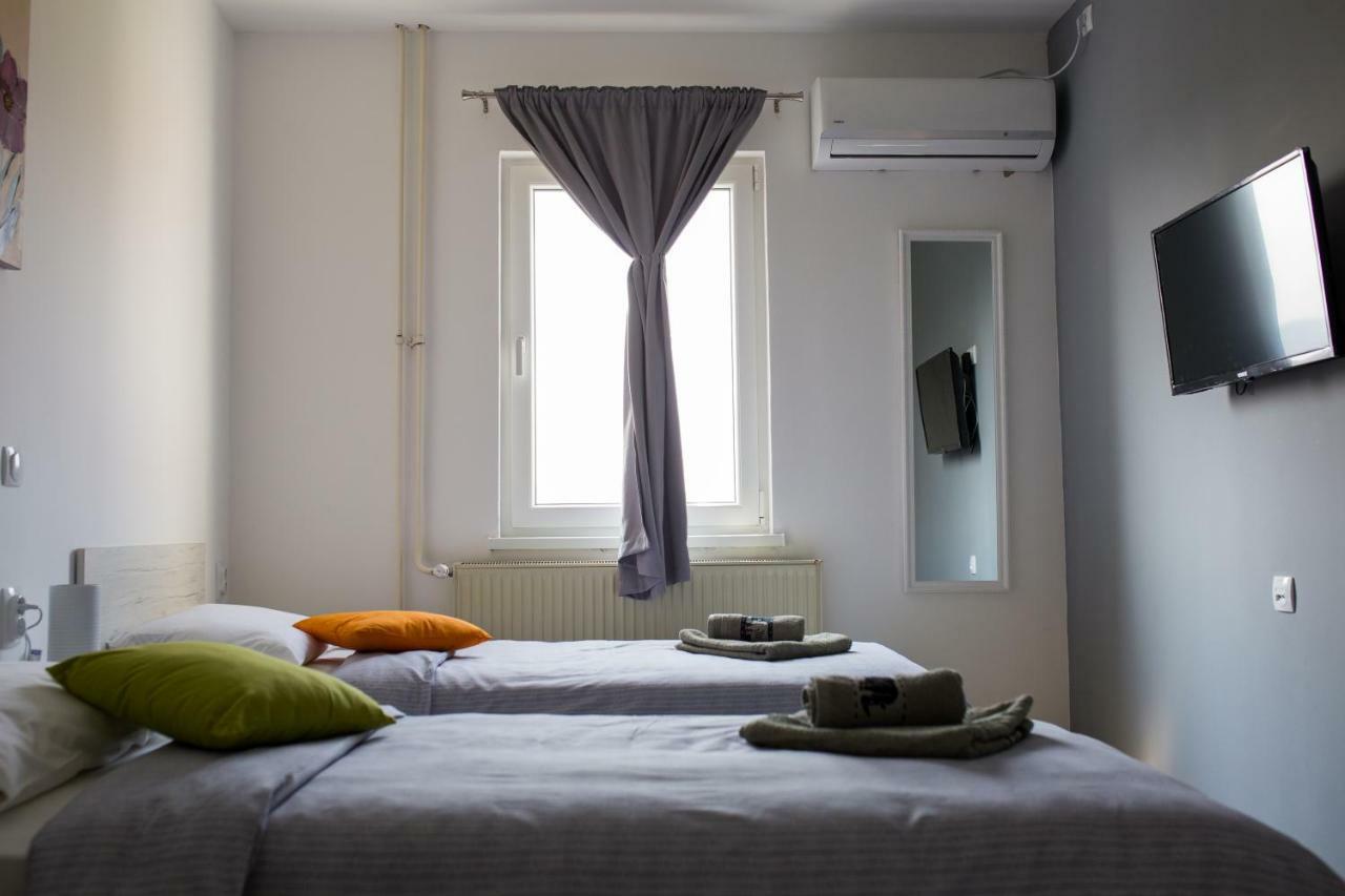La Casa Hostel Nis Bagian luar foto